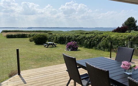 Eddy - 50M from the Sea: Dak, Huis, Land Lot, Huis, Verblijf, Landgoed, Garden Gebouwen, Schaduw, Blokhut, Landscaping