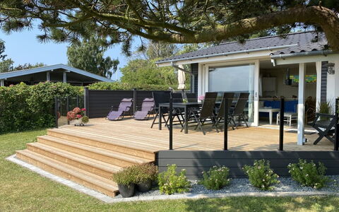 Eddy - 50M from the Sea: Dak, Huis, Land Lot, Huis, Verblijf, Landgoed, Garden Gebouwen, Schaduw, Blokhut, Landscaping