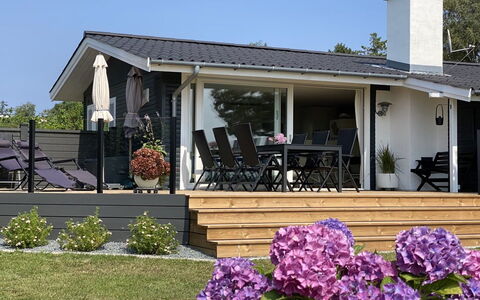 Eddy - 50M from the Sea: Dak, Huis, Land Lot, Huis, Verblijf, Landgoed, Garden Gebouwen, Schaduw, Blokhut, Landscaping