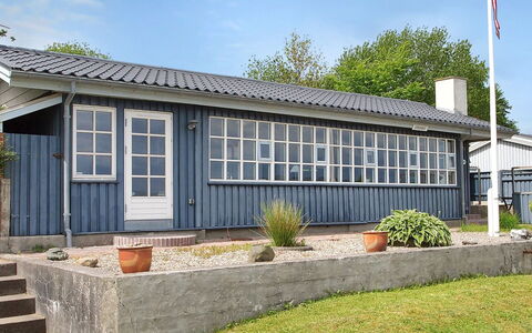 Udder - 50M to the Fjord: Hout, Dak, Huis, Huis, Architectuur, Siding, Land Lot, Verblijf, Schuur, Garden Gebouwen