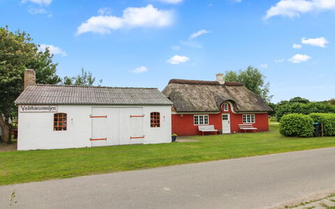 Saarah - 25Km from the Sea: Dak, Huis, Huis, Verblijf, Deur, Siding, Dek, Veranda, Plank, Hardwood