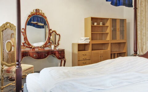 Herman - 22Km from the Sea: Gebouw, Huis, Venster, Huis, Dak, Woongebied, Struik, Verblijf, Land Lot