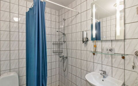 Herman - 22Km from the Sea: Gebouw, Huis, Venster, Huis, Dak, Woongebied, Struik, Verblijf, Land Lot