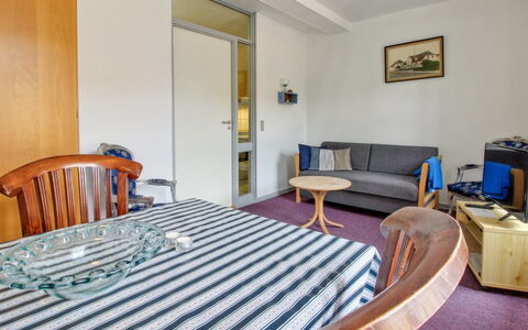 Herman - 22Km from the Sea: Gebouw, Huis, Venster, Huis, Dak, Woongebied, Struik, Verblijf, Land Lot
