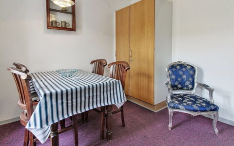 Herman - 22Km from the Sea: Gebouw, Huis, Venster, Huis, Dak, Woongebied, Struik, Verblijf, Land Lot