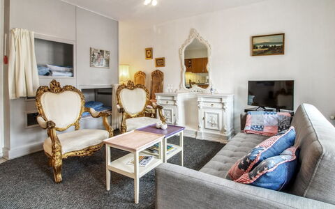 Ahvo - 22Km from the Sea: Meubilair, Interieur Ontwerp, Flooring, Verdieping, Kamer, Bankstel, Woonkamer, Plafond, Fotolijst, Verlichting