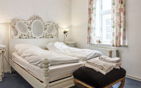 Ahvo - 22Km from the Sea: Meubilair, Bed, Slaapkamer, Interieur Ontwerp, Bedding, Muur, Laken, Verdieping, Linens, Flooring
