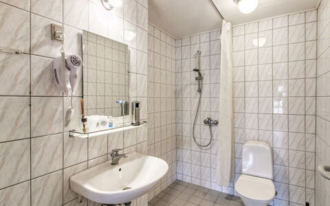 Ahvo - 22Km from the Sea: Muur, Interieur Ontwerp, Flooring, Verdieping, Loodgieterswerkinrichting, Kamer, Badkamer, Loodgieter, Wastafel In De Badkamer, Wastafel