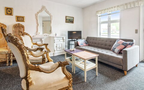 Ahvo - 22Km from the Sea: Meubilair, Interieur Ontwerp, Flooring, Bankstel, Hout, Verdieping, Kamer, Woonkamer, Verlichting, Plafond