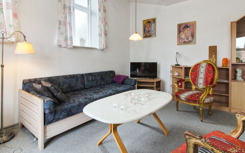 Esja - 22Km from the Sea: Meubilair, Interieur Ontwerp, Flooring, Hout, Verdieping, Plafond, Houten Vloer, Stoel, Tafel, Verlichting