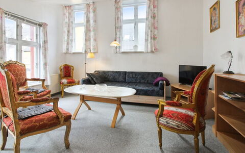 Esja - 22Km from the Sea: Meubilair, Interieur Ontwerp, Flooring, Hout, Verdieping, Plafond, Houten Vloer, Stoel, Tafel, Verlichting