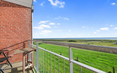 Antomine - 100M from the Sea: Hout, Tuin, Backyard, Land Lot, Huis, Dak, Schaduw, Dek, Hardwood, Werf