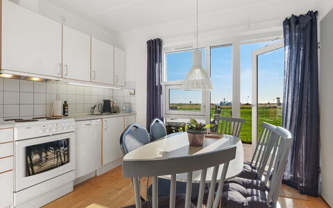 Antomine - 100M from the Sea: Hout, Tuin, Backyard, Land Lot, Huis, Dak, Schaduw, Dek, Hardwood, Werf