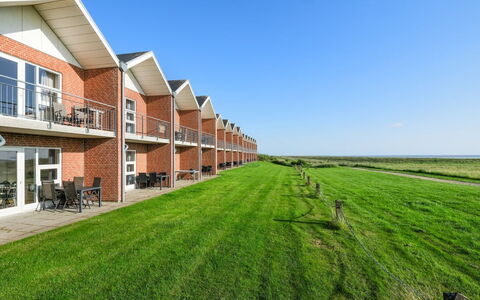 Antomine - 100M from the Sea: Hout, Tuin, Backyard, Land Lot, Huis, Dak, Schaduw, Dek, Hardwood, Werf