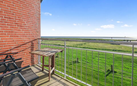 Antomine - 100M from the Sea: Hout, Tuin, Backyard, Land Lot, Huis, Dak, Schaduw, Dek, Hardwood, Werf