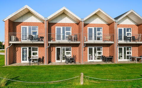 Antomine - 100M from the Sea: Hout, Tuin, Backyard, Land Lot, Huis, Dak, Schaduw, Dek, Hardwood, Werf