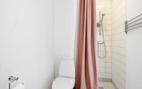 Højer 621: Badkamer, Loodgieterswerkinrichting, Toilet, Wc Bril, Flooring, Verdieping, Interieur Ontwerp, Loodgieter, Kamer, Douche