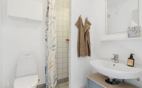 Antomine - 100M from the Sea: Badkamer, Flooring, Interieur Ontwerp, Loodgieterswerkinrichting, Verdieping, Toilet, Wc Bril, Wastafel In De Badkamer, Wastafel, Kraan