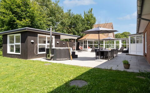 Gabriele - 17Km from the Sea: Dak, Huis, Deur, Verblijf, Schaduw, Siding, Werf, Landgoed, Backyard