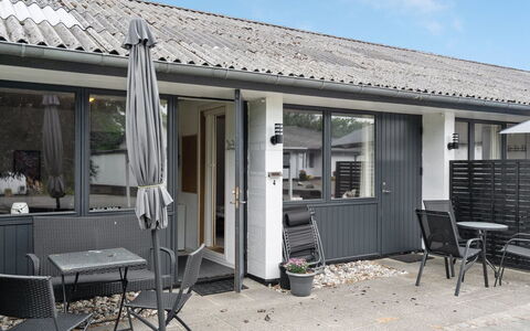 Arne - 20Km from the Sea: Blauw, Struik, Verblijf, Groundcover, Tuin, Landgoed, Schaduw, Landscaping, Boerderij, Eco Hotel