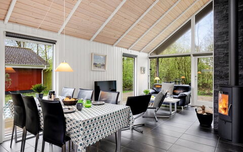 Ketilbiorn - 1.2Km to the Fjord: Hout, Flooring, Meubilair, Huis, Verdieping, Stoel, Bloempot, Kamerplant, Verblijf, Woonkamer