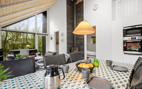 Ketilbiorn - 1.2Km to the Fjord: Interieur Ontwerp, Plafond, Huis, Stoel, Keuken En Eettafel, Verblijf, Kamerplant, Woonkamer, Lichte Inrichting, Hardwood