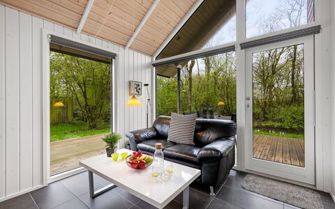 Ketilbiorn - 1.2Km to the Fjord: Plafond, Interieur Ontwerp, Woonkamer, Verblijf, Garden Gebouwen, Bankstel, Hardwood, Kamerplant, Stoel
