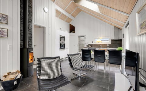 Ketilbiorn - 1.2Km to the Fjord: Interieur Ontwerp, Flooring, Hout, Plafond, Verdieping, Huis, Woonkamer, Meubilair, Kamer, Bankstel