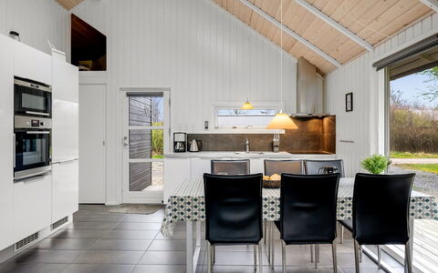 Ketilbiorn - 1.2Km to the Fjord: Plafond, Hout, Keuken, Interieur Ontwerp, Flooring, Countertop, Verdieping, Lichte Inrichting, Huis, Kamer