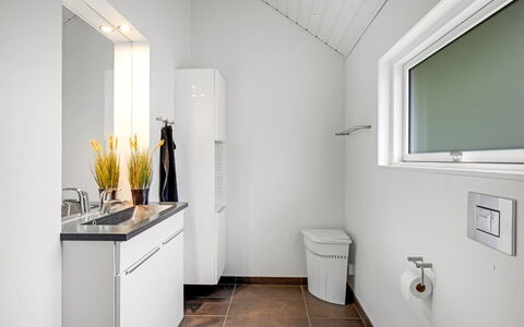 Ketilbiorn - 1.2Km to the Fjord: Flooring, Loodgieterswerkinrichting, Interieur Ontwerp, Verdieping, Wastafel, Plafond, Badkamer, Kraan, Loodgieter, Toilet
