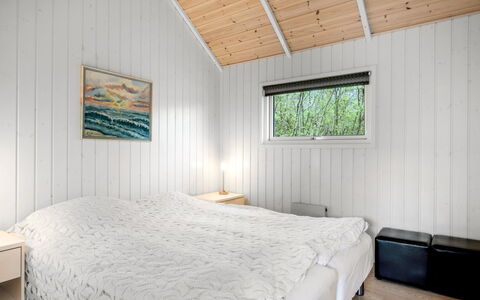 Ketilbiorn - 1.2Km to the Fjord: Hout, Slaapkamer, Bed, Flooring, Plafond, Laken, Verdieping, Bedding, Interieur Ontwerp, Bed Frame