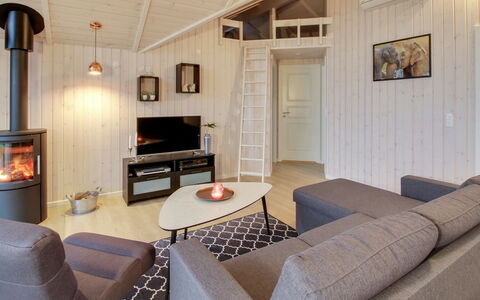 Gertrude - 1.1Km to the Fjord: Flooring, Interieur Ontwerp, Verdieping, Hout, Plafond, Woonkamer, Houten Vloer, Kamer, Meubilair, Bankstel
