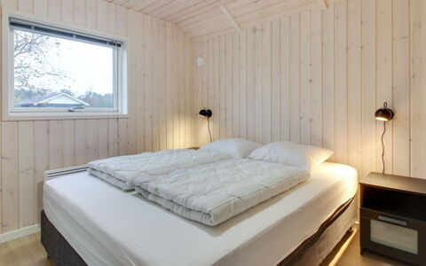 Gertrude - 1.1Km to the Fjord: Hout, Slaapkamer, Interieur Ontwerp, Plafond, Flooring, Bed, Verdieping, Kamer, Bedding, Laken