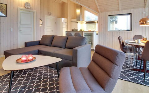 Gertrude - 1.1Km to the Fjord: Hout, Flooring, Interieur Ontwerp, Verdieping, Meubilair, Bankstel, Plafond, Kamer, Woonkamer, Huis