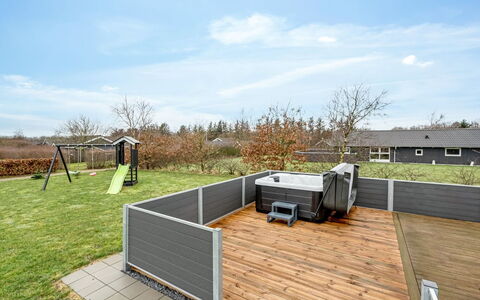 Gertrude - 1.1Km to the Fjord: Samengesteld Materiaal, Dek, Tuin, Hek, Backyard, Werf, Hardwood, Beits, Garden Gebouwen, Plank