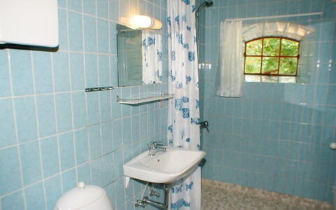 Beatha - 25Km to the Fjord: Badkamer, Loodgieterswerkinrichting, Wastafel In De Badkamer, Flooring, Interieur Ontwerp, Verdieping, Wastafel, Loodgieter, Kraan, Tegel