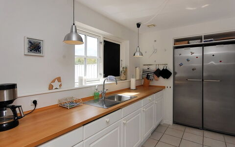 Alita - 1.2Km from the Sea: Keuken, Countertop, Flooring, Interieur Ontwerp, Toestel Van De Keuken, Hout, Cabinetry, Meubilair, Verdieping, Kamer