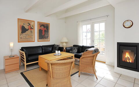 Alita - 1.2Km from the Sea: Meubilair, Flooring, Interieur Ontwerp, Verdieping, Hout, Bankstel, Woonkamer, Kamer, Fotolijst, Houten Vloer