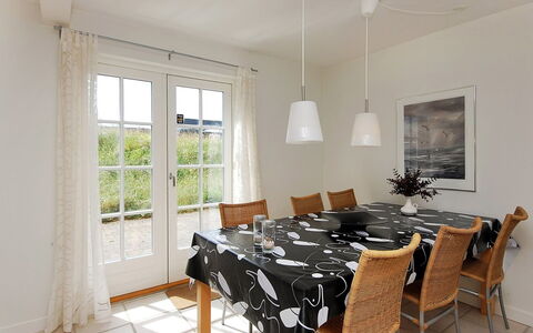 Alita - 1.2Km from the Sea: Meubilair, Interieur Ontwerp, Stoel, Flooring, Tafel, Hout, Verdieping, Plafond, Eetkamer, Keuken En Eettafel