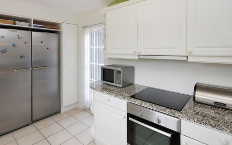 Alita - 1.2Km from the Sea: Toestel Van De Keuken, Keuken, Countertop, Cabinetry, Major Appliance, Flooring, Interieur Ontwerp, Huishoudapparatuur, Meubilair, Verdieping