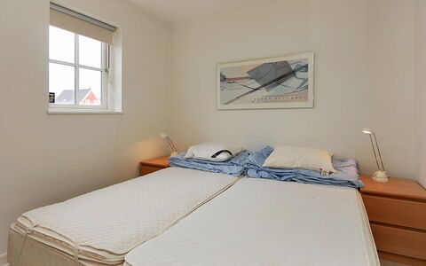 Alita - 1.2Km from the Sea: Hout, Verdieping, Flooring, Meubilair, Interieur Ontwerp, Slaapkamer, Bed, Kamer, Plafond, Linens