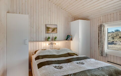 Matias - 150M from the Sea: Hout, Slaapkamer, Plafond, Interieur Ontwerp, Bed, Verdieping, Flooring, Kamer, Laken, Bedding
