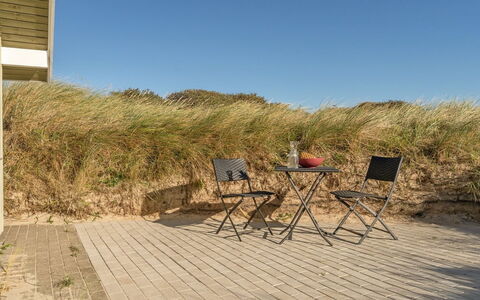 Matias - 150M from the Sea: Woongebied, Dak, Voorstad, Oprit, Landgoed, Schoorsteen