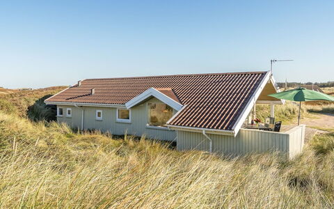 Matias - 150M from the Sea: Woongebied, Dak, Voorstad, Oprit, Landgoed, Schoorsteen