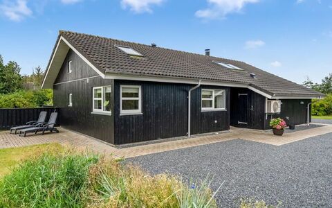 Asel - 4Km from the Sea: Blauw, Struik, Verblijf, Groundcover, Tuin, Landgoed, Schaduw, Landscaping, Boerderij, Eco Hotel