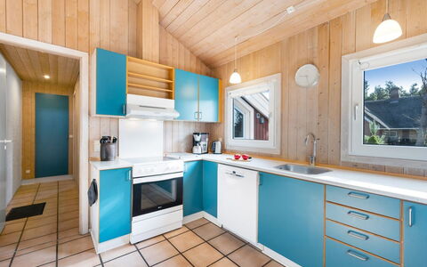 Luciane - 2.5Km from the Sea: Keuken, Hout, Countertop, Interieur Ontwerp, Plafond, Flooring, Verdieping, Major Appliance, Wastafel, Cabinetry