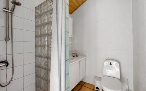 Luciane - 2.5Km from the Sea: Loodgieterswerkinrichting, Flooring, Muur, Badkamer, Verdieping, Interieur Ontwerp, Wastafel, Plafond, Wastafel In De Badkamer, Kraan
