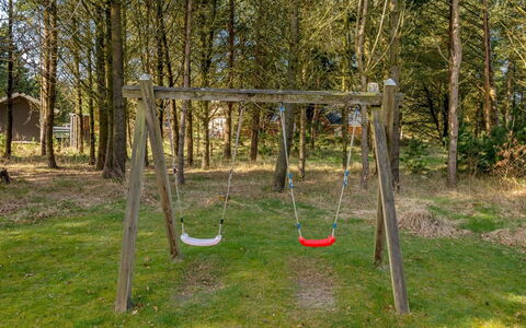 Luciane - 2.5Km from the Sea: Hout, Schommel, Speeltoestel, Speelplaats, Schaduw, Bos, Tuin, Park, Bodem, Gazon