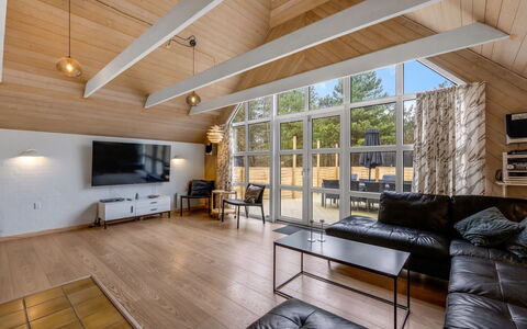 Dorris - 4.3Km from the Sea: Meubilair, Interieur Ontwerp, Hout, Plafond, Flooring, Bankstel, Lichte Inrichting, Verlichting, Huis, Woonkamer