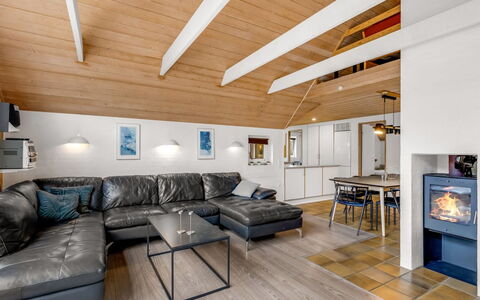 Dorris - 4.3Km from the Sea: Interieur Ontwerp, Meubilair, Hout, Flooring, Plafond, Bankstel, Verdieping, Woonkamer, Verlichting, Kamer